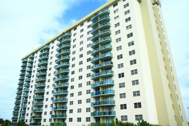 1 Bedroom +den Bay View Or620