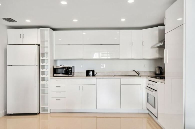 1 Bedroom +den Bay View Or620