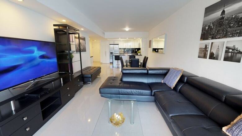 Premium 2 Bedroom + Den Apartment Or201