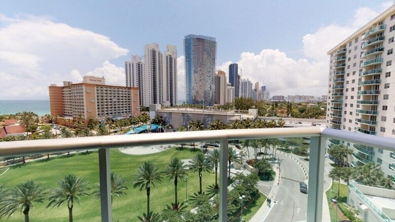 Premium 1 Bedroom +den Ocean View Or925