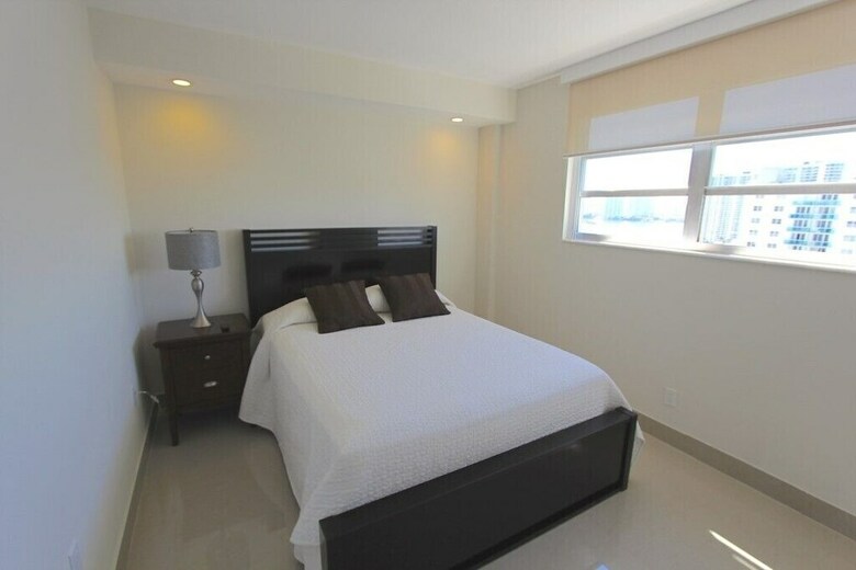 1 Bedroom + Den Bay View Apartment Or1610