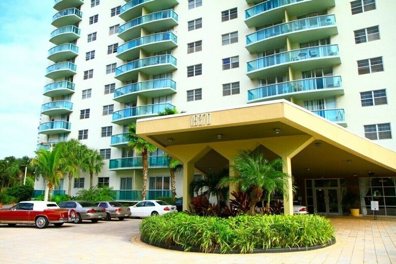1 Bedroom + Den Bay View Apartment Or1610