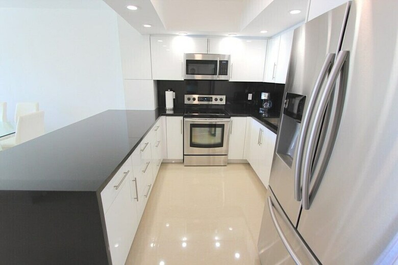 1 Bedroom + Den Bay View Apartment Or1610