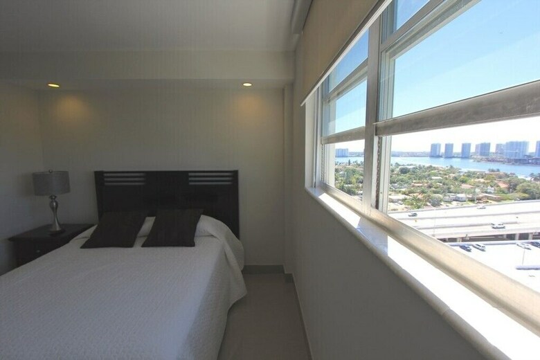 1 Bedroom + Den Bay View Apartment Or1610