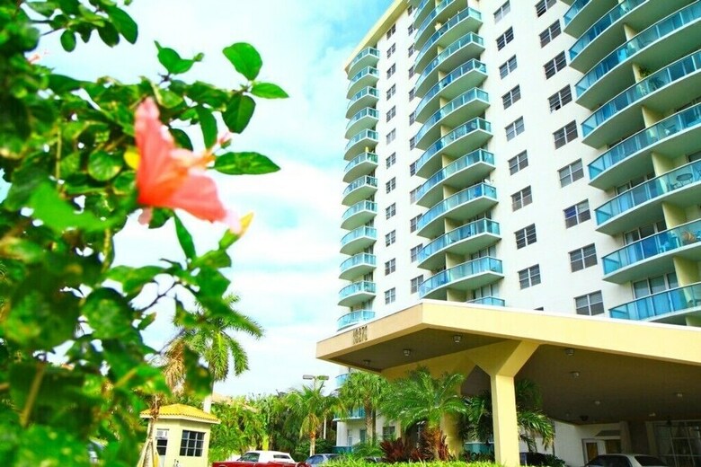 1 Bedroom + Den Bay View Apartment Or1610