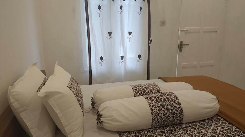 Hostal Genthong Homestay - Hostel