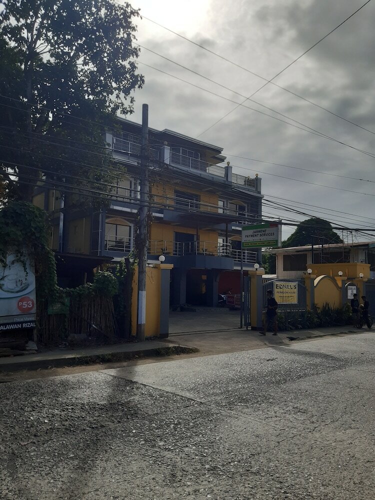 Oyo 553 Ednel's Pension House