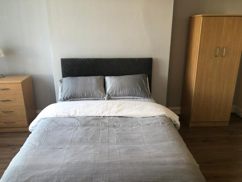 Residencia Large Eight Bedroom House