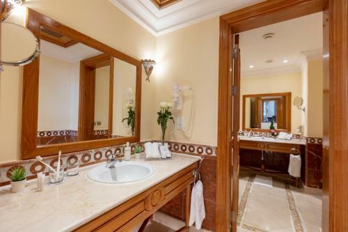 Royal Savoy Hotel And Villas