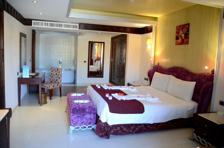 Hotel Rehana Royal Beach Resort & Spa