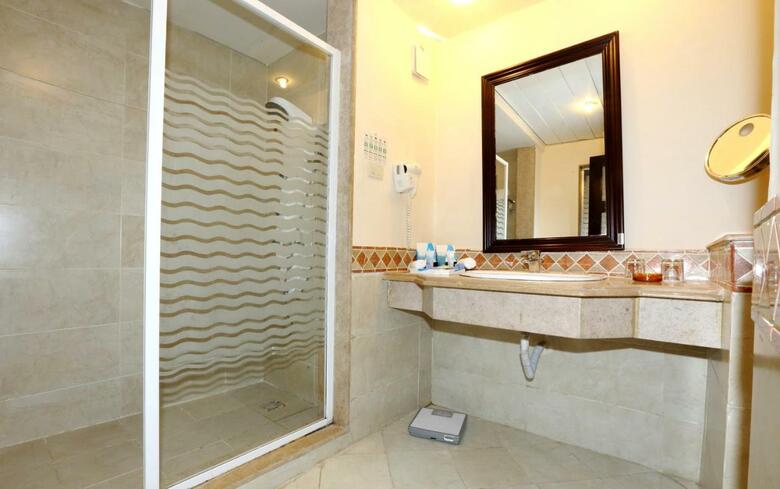 Hotel Rehana Royal Beach Resort & Spa