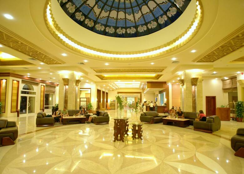 Hotel Rehana Royal Beach Resort & Spa