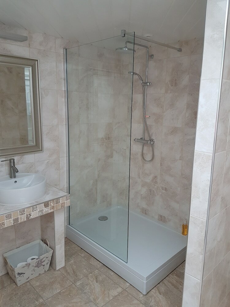 416 - Hart Street Apartment