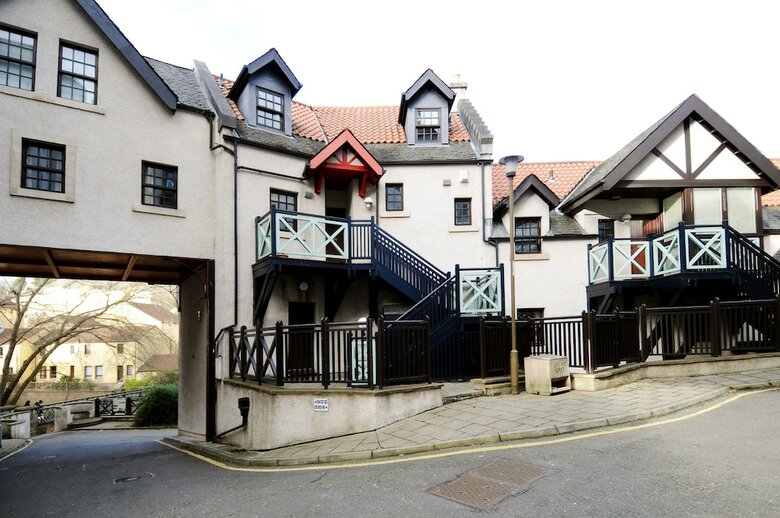 234 Hawthornbank Lane Apartment