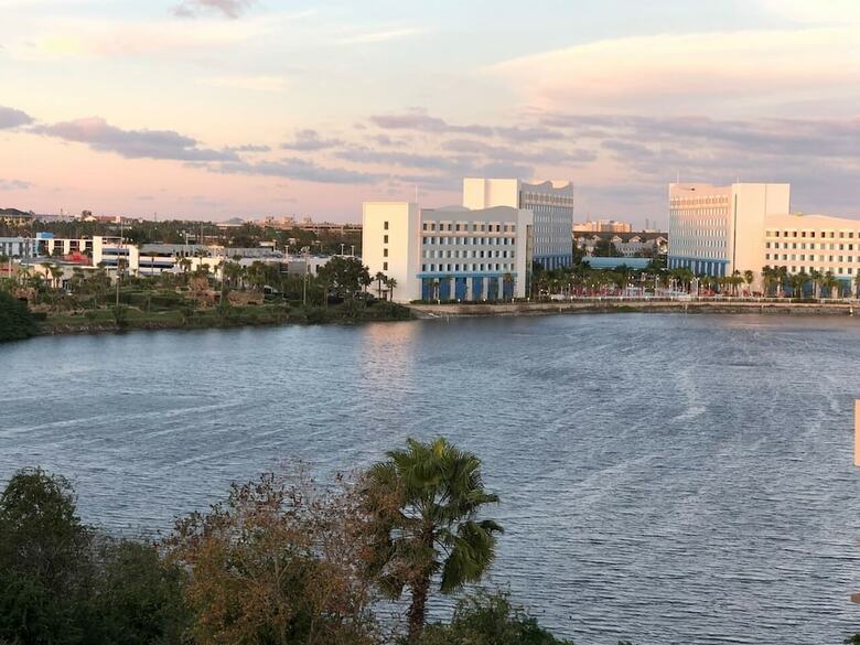 Lake & Pool View 1 Mile From Universal