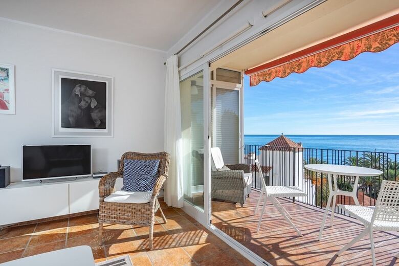 Lovely Beachfront Apartment With Sunny Balcony Ref 35