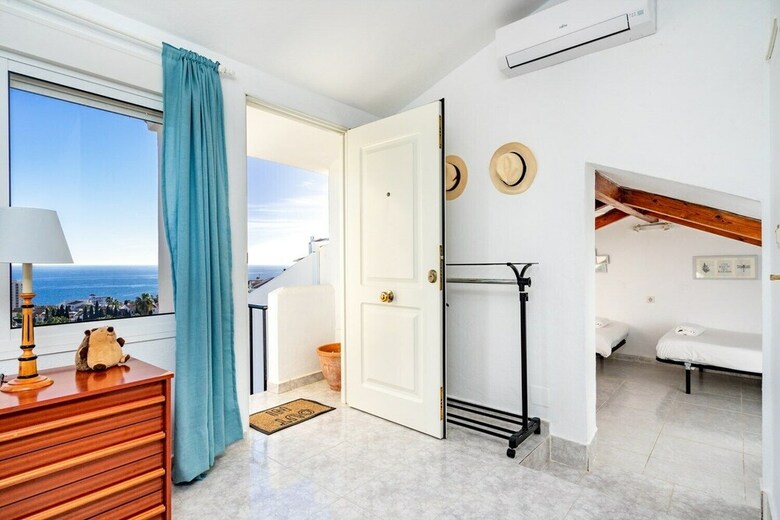 Lovely Apartment With View And Pool Ref 127