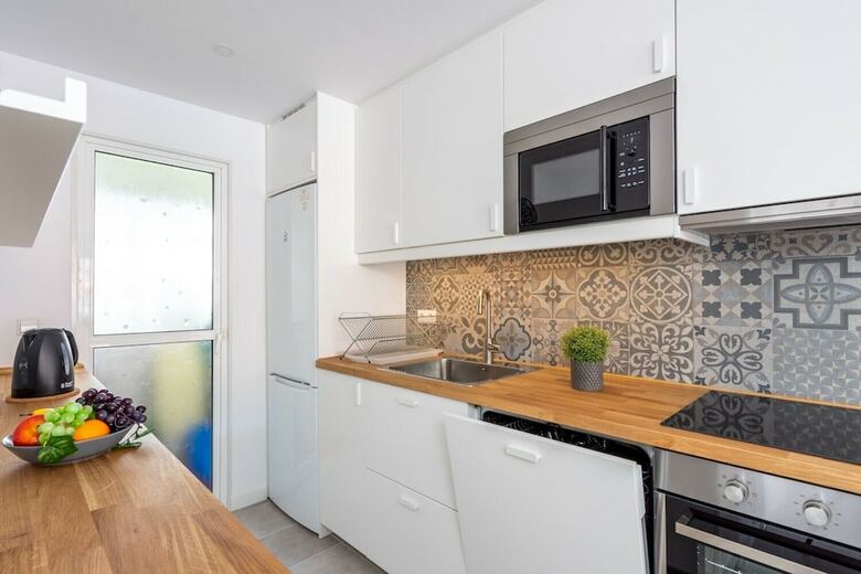 Delightful Apartment On The First Shoreline Ref 141