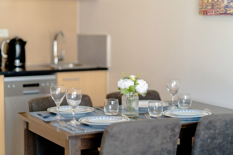 Warm & Cosy Two-bedroom Apartment In Cbd