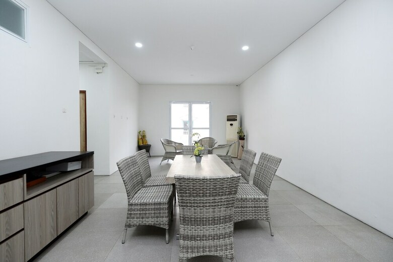 Hotel Oyo 2298 Jebres House Syariah