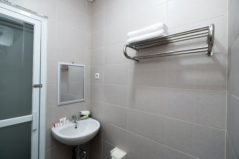Hotel Oyo 2298 Jebres House Syariah