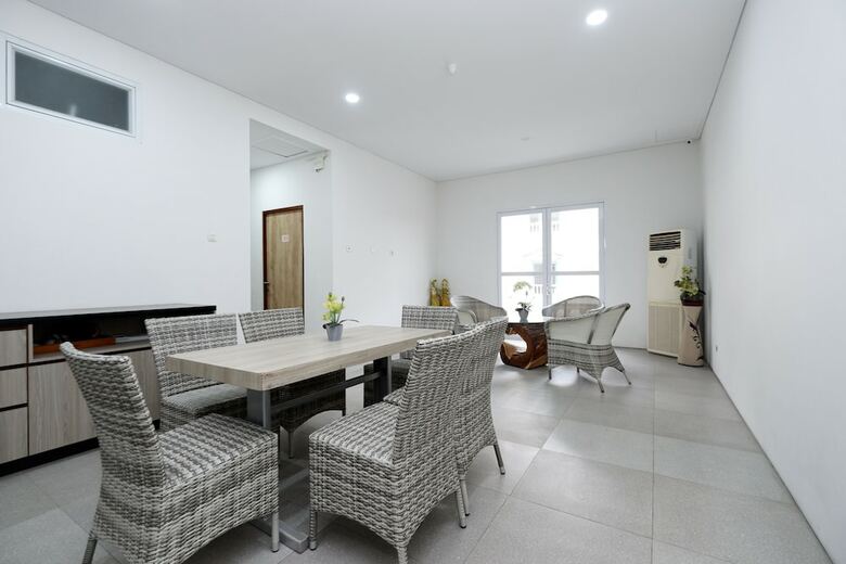 Hotel Oyo 2298 Jebres House Syariah