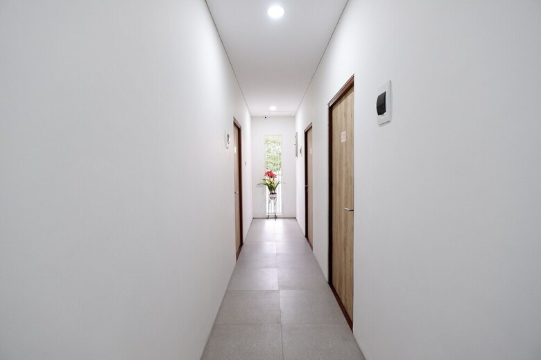 Hotel Oyo 2298 Jebres House Syariah
