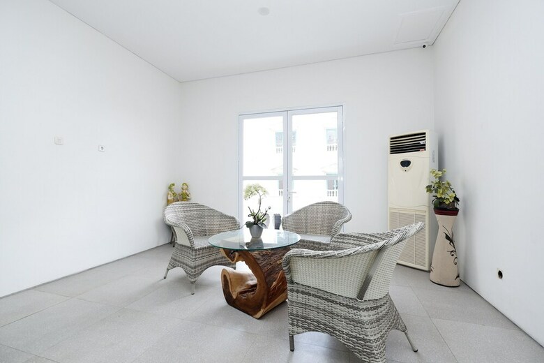 Hotel Oyo 2298 Jebres House Syariah