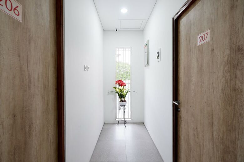 Hotel Oyo 2298 Jebres House Syariah