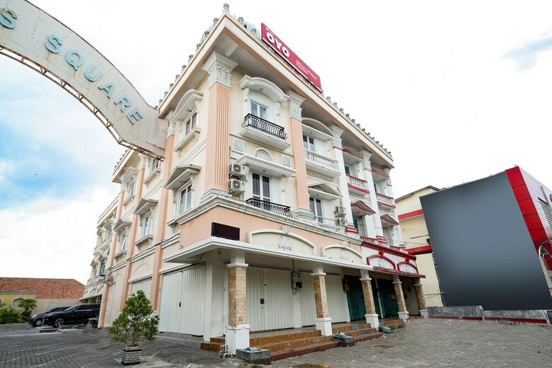 Hotel Oyo 2298 Jebres House Syariah