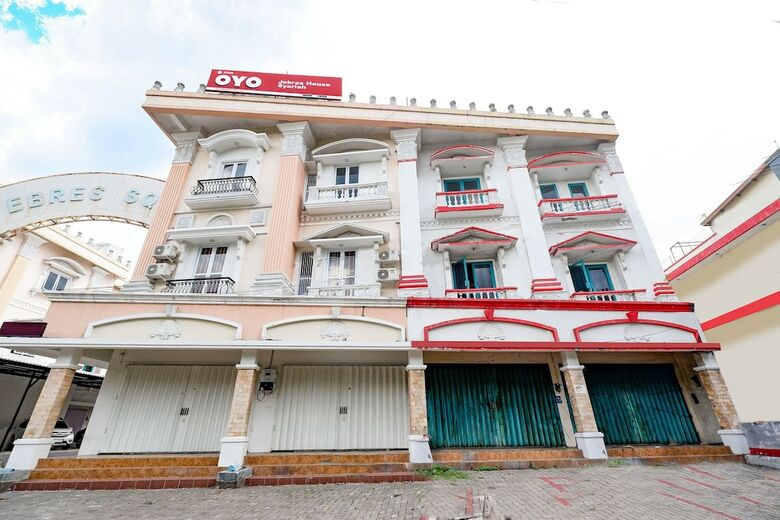 Hotel Oyo 2298 Jebres House Syariah