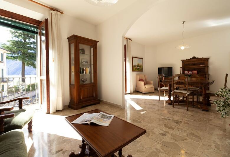 Mamma Ciccia Holiday Home - Lake Front Apartment