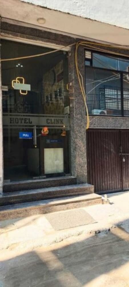 Adb Rooms Hotel Clink Residency