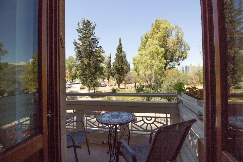 Art Apartment In Mamila