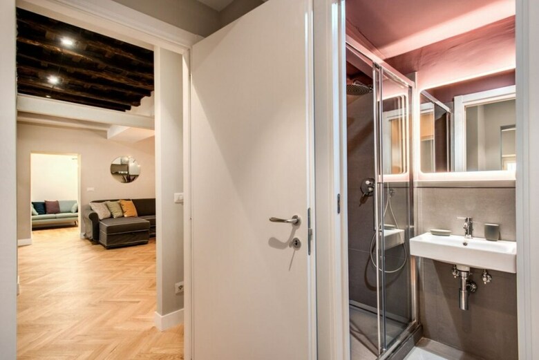 Trevi Fountain Superior 3 Bdr Apartment