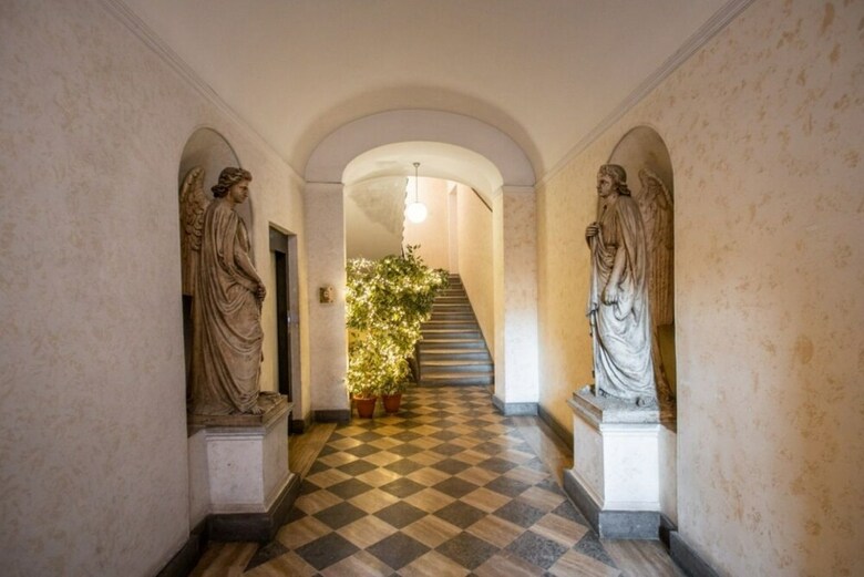 Trevi Fountain Superior 3 Bdr Apartment