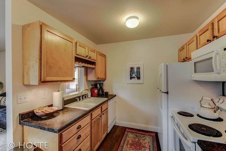 Romantic Getaway King Bed 1min To Restaurants!