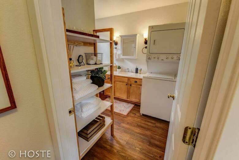 Romantic Getaway King Bed 1min To Restaurants!