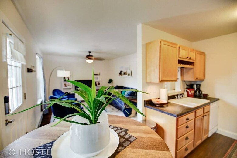 Romantic Getaway King Bed 1min To Restaurants!