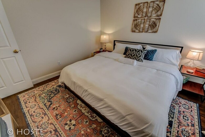 Romantic Getaway King Bed 1min To Restaurants!