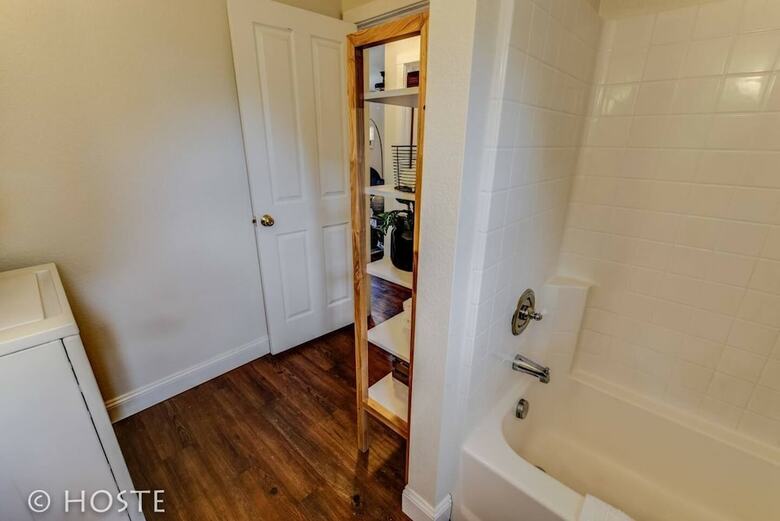 Romantic Getaway King Bed 1min To Restaurants!