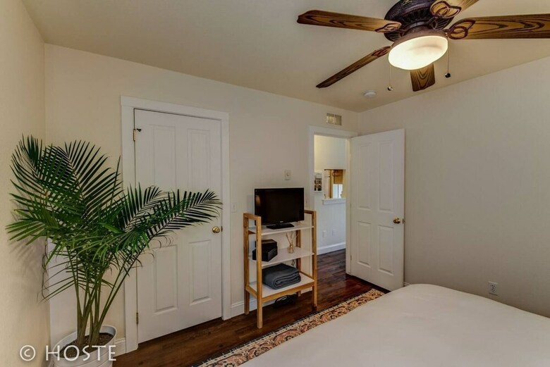 Romantic Getaway King Bed 1min To Restaurants!