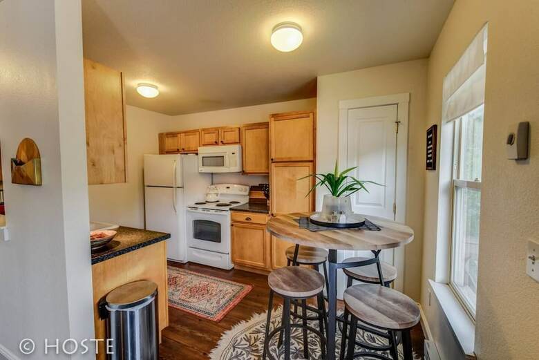 Romantic Getaway King Bed 1min To Restaurants!