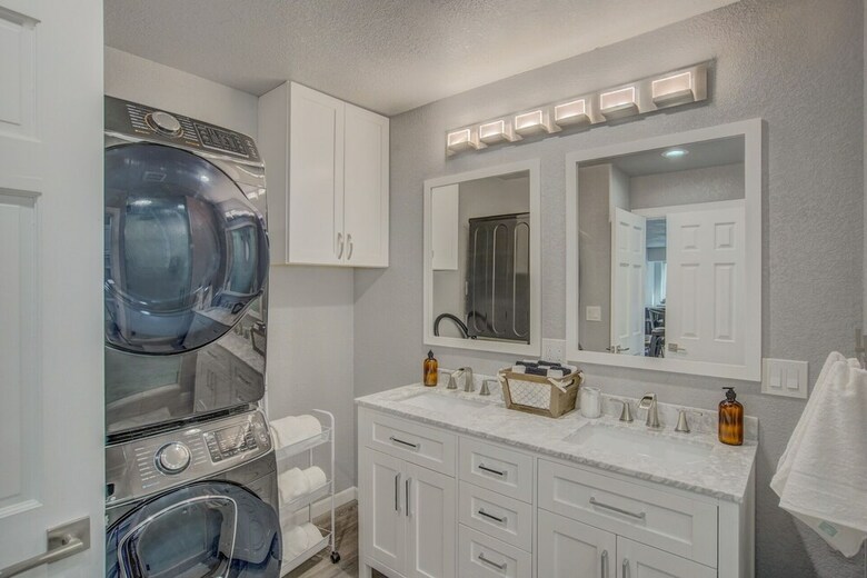 Verdant Oasisluxury, Traveler's Home W/hottub!