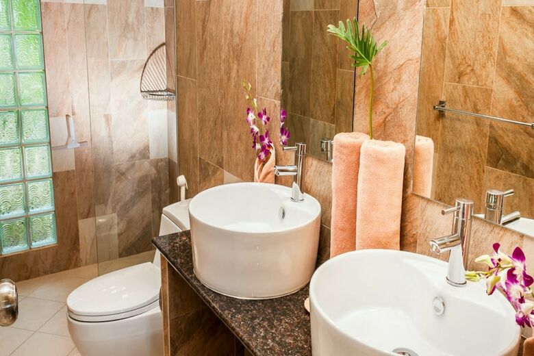 5 Bedroom Sea Breeze Villa