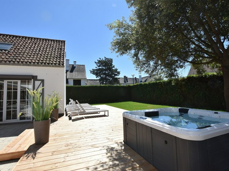 Luxury Villa In Sint-idesbald With Jacuzzi