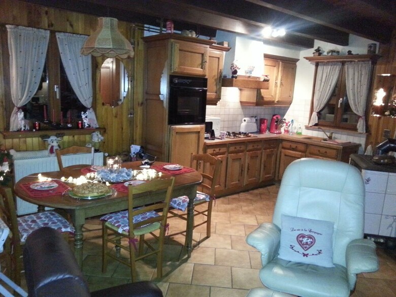 Cozy Chalet With Breathtaking Views In Hommert