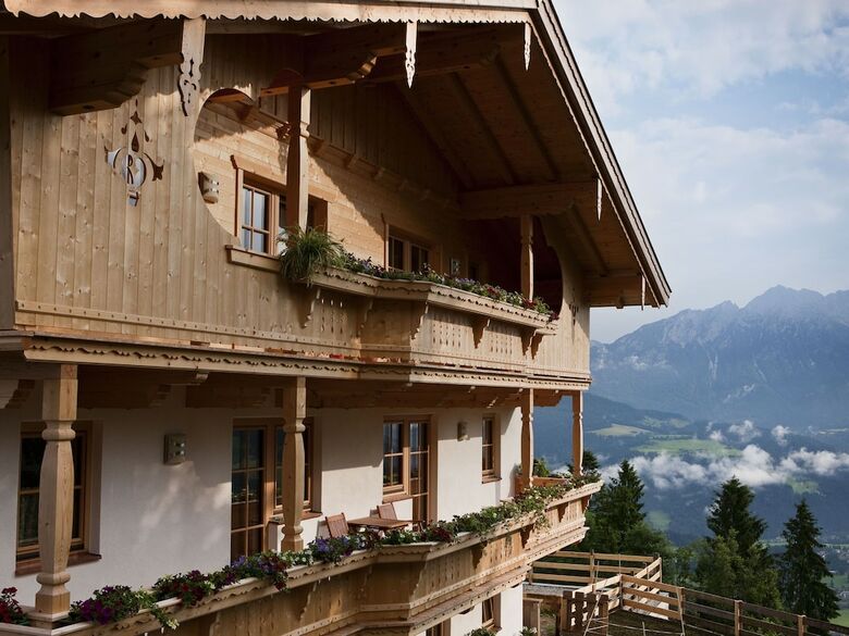 Luxurious Mansion In S�ll Near Forest