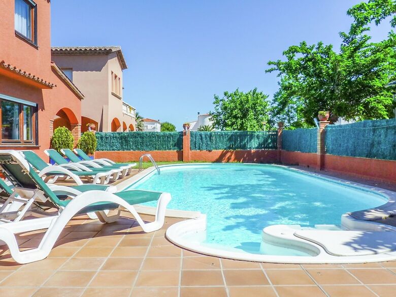 Cozy Holiday Home In Girona With Swimming Pool
