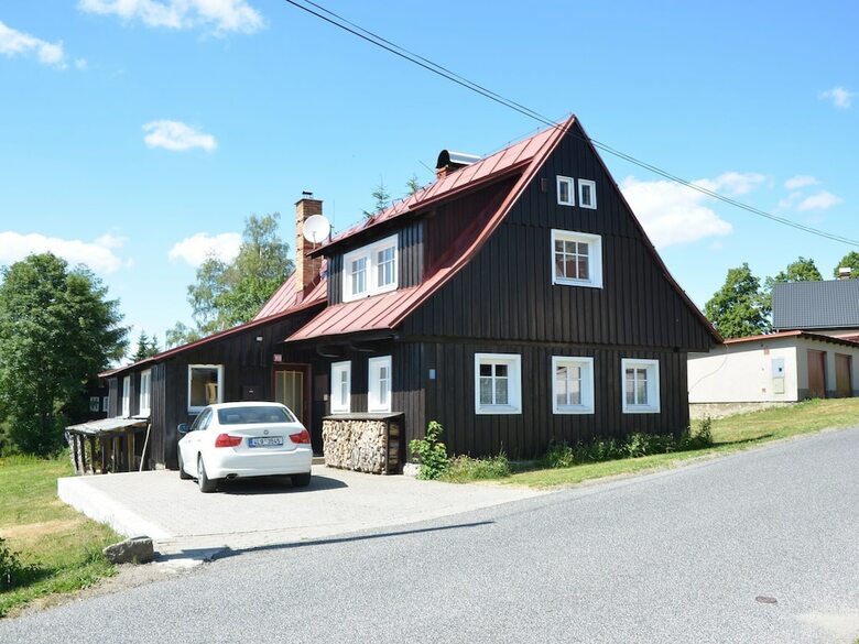 Authentic Log Cabin With Fireplace. Only 300m To The Ski Slope, Unobstructed View!